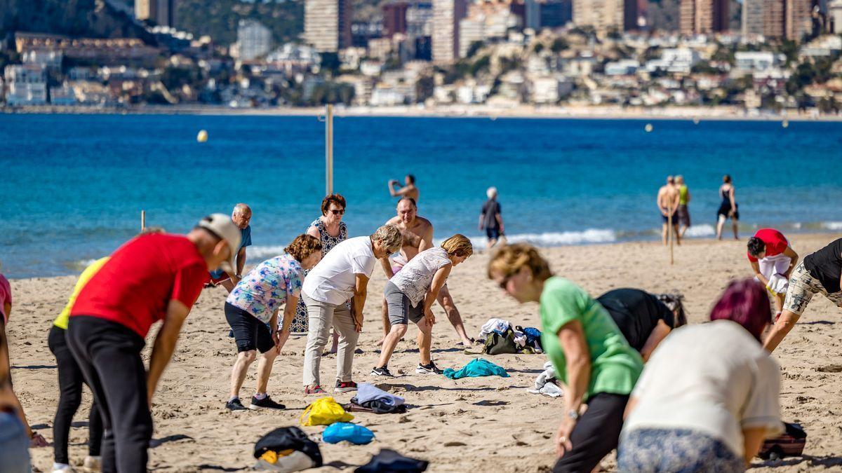 Turistas del Imserso haciendo gimnasia en marzo de este año en la playa de Poniente de Benidorm.