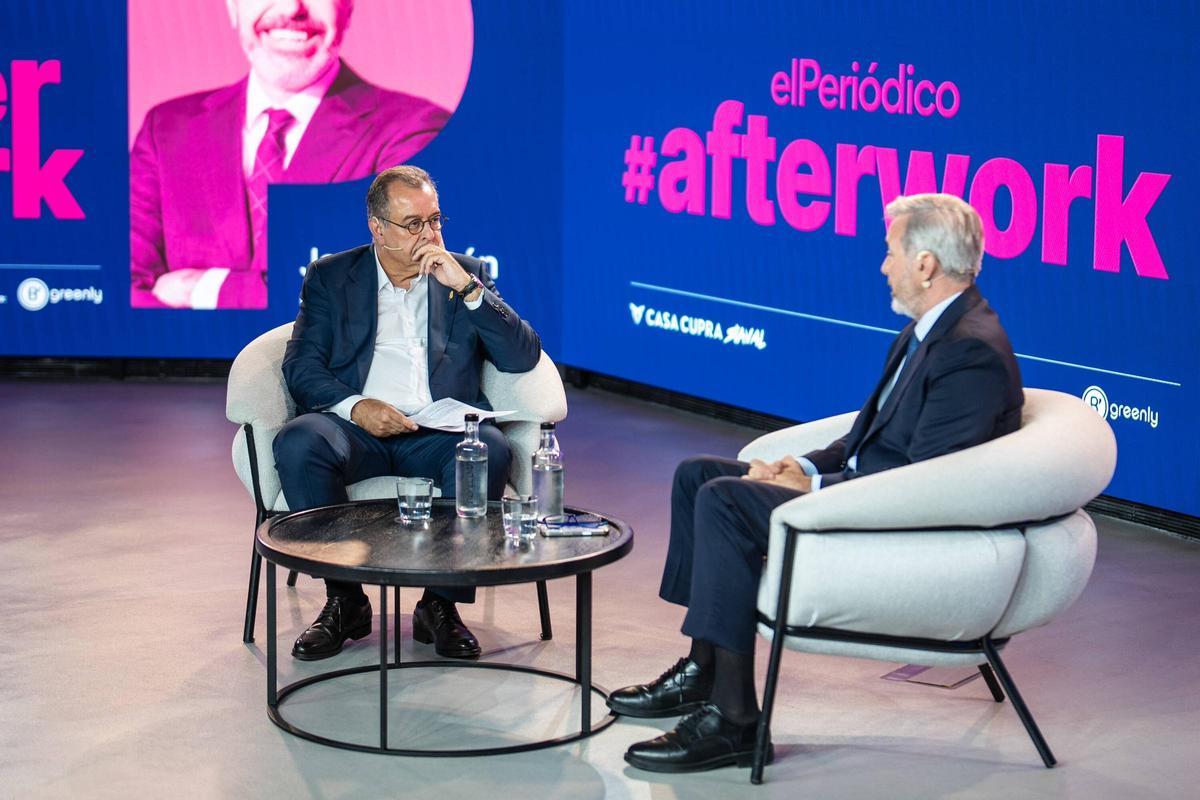 El presidente del Gobierno de Aragón, Jorge Azcón, y Albert Sáez, director de Contenidos de Prensa Ibérica, participan en un encuentro del ciclo Afterwork celebrado en Barcelona