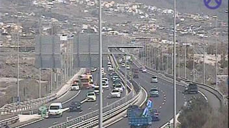 Atasco en la autopista del Sur a raíz de un accidente hoy.