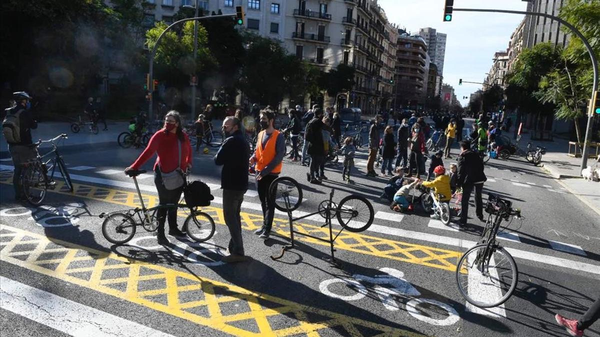 Vecinos cortan la calle de Aragó, entre Aribau y Balmes, para reclamar la pacificación del tráfico en esa vía