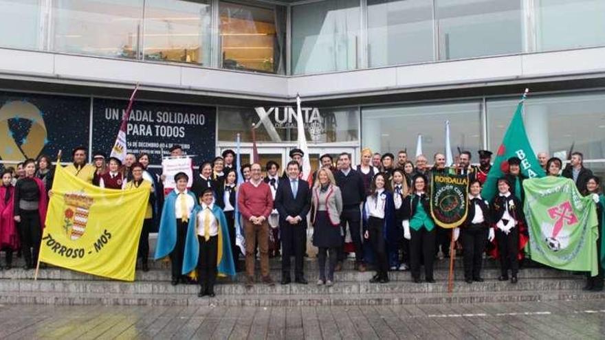 Una delegación de las rondallas con la delegada Corina Porro y el conselleiro Román Rodríguez. // FdV