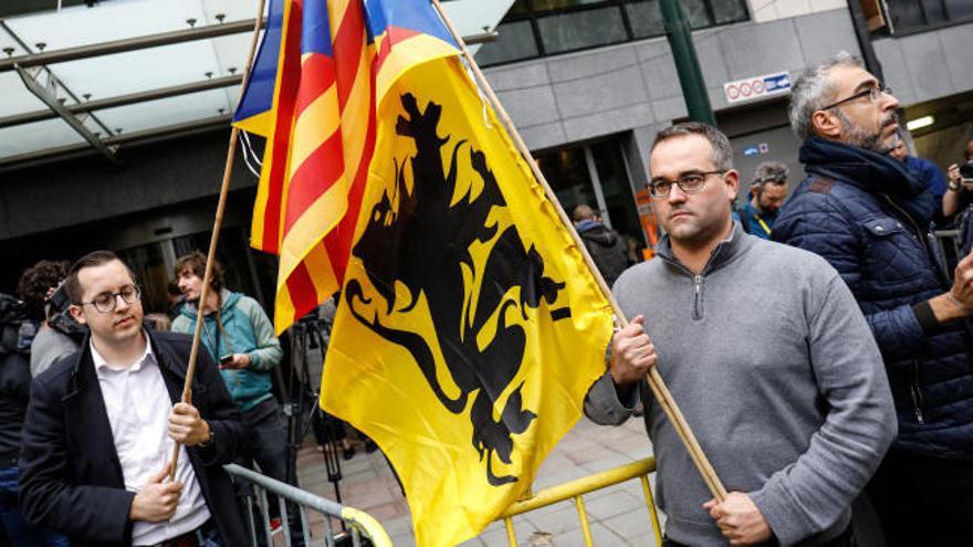 Unas 20 personas se concentran en Bruselas para abuchear o vitorear a Puigdemont