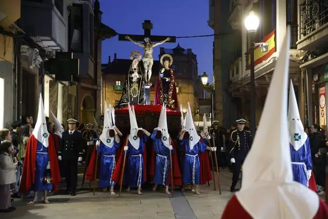 EN IMÁGENES: Avilés, a reventar en la procesión del Silencio