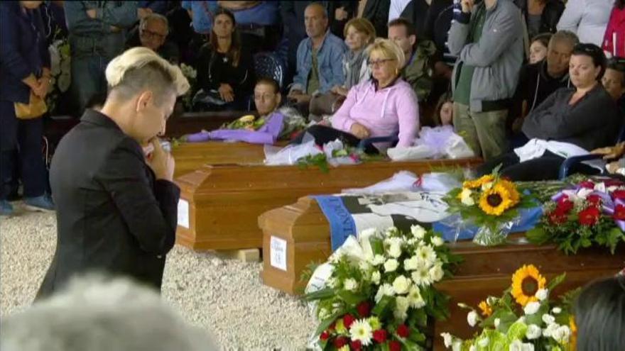 Italia despide a las víctimas del seísmo en un funeral de Estado en Amatrice