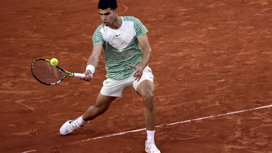 Alcaraz supera el primer obstáculo en Roland Garros