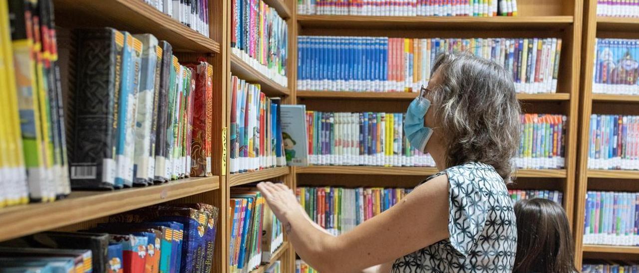 Imatge d’arxiu de prestatges amb llibres de literatura infantil a la biblioteca de Can Ventosa.