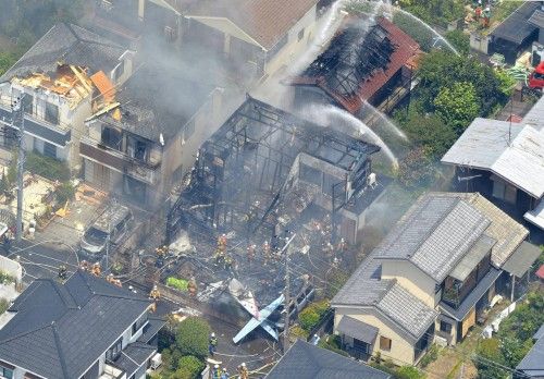 Una avioneta se estrella contra un edificio en Tokio