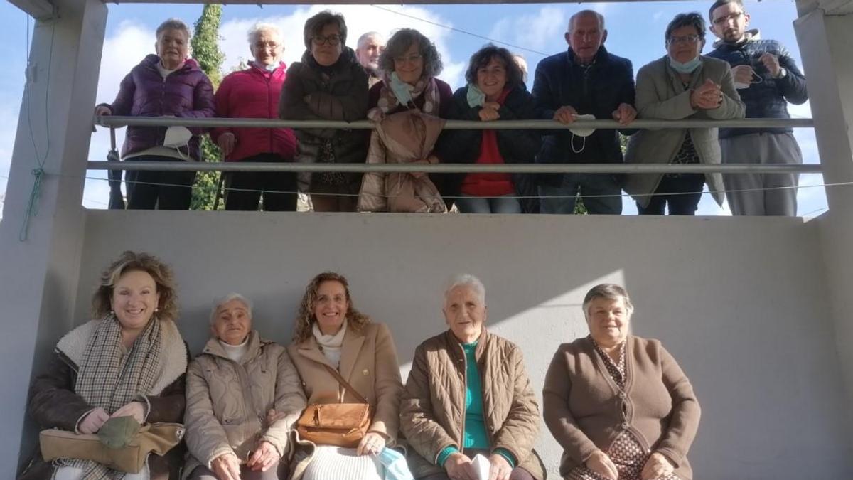 Carmen Miramontes, segunda pola esquerda, xunta a súa filla e veciños de Cortiñán