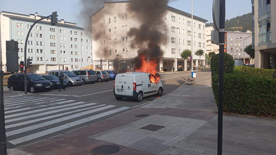 Susto en La Corredoria tras incendiarse una furgoneta