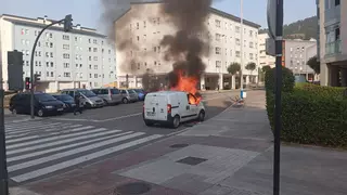 Susto en La Corredoria tras incendiarse una furgoneta