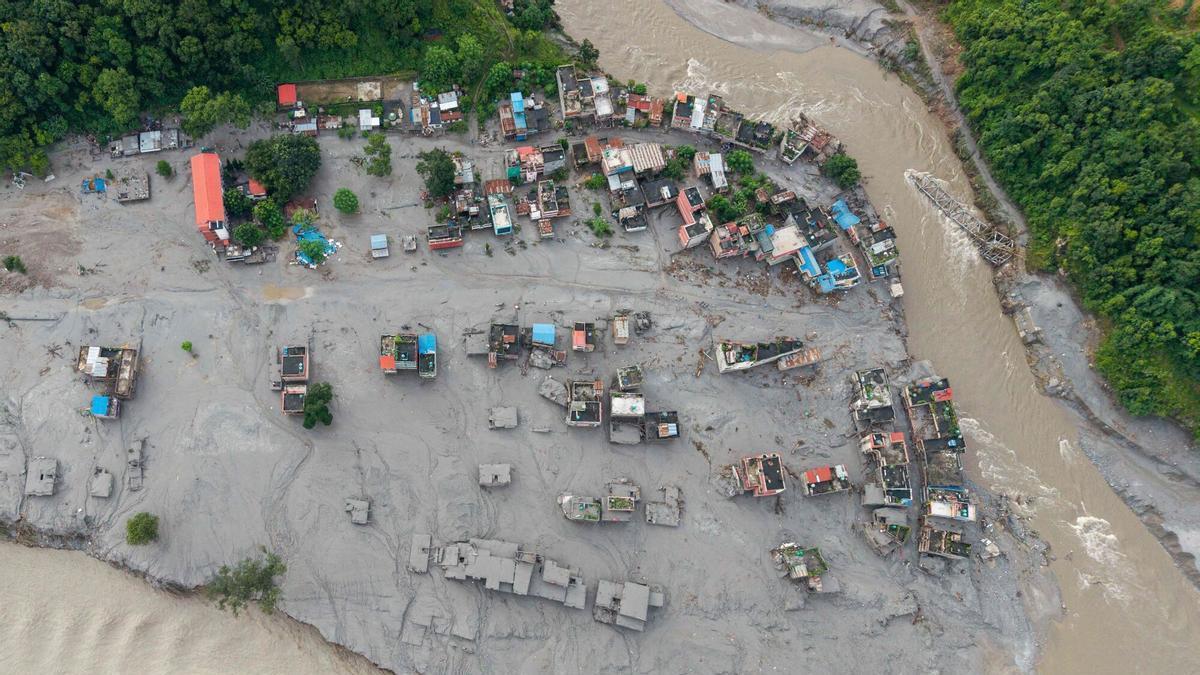 Una vista aèria mostra les cases que s'escampen en fang després de les inundacions a Devighat, Municipi de Bidur al districte de Nuwakot del Nepal el 27 d'agost de 2026. L'agència de desastres del Nepal va dir que 823 persones van romandre fora de contacte el 27 d'agost, més de 24 hores després que una inundació mortal arruïnés la regió fronterera amb el Tibet. (Foto de Prabin RANABHAT / AFP)