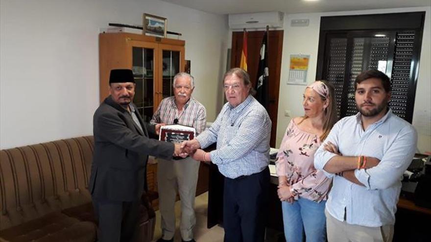 Mayores de Trassierra visitan la Mezquita Basharat de Pedro Abad