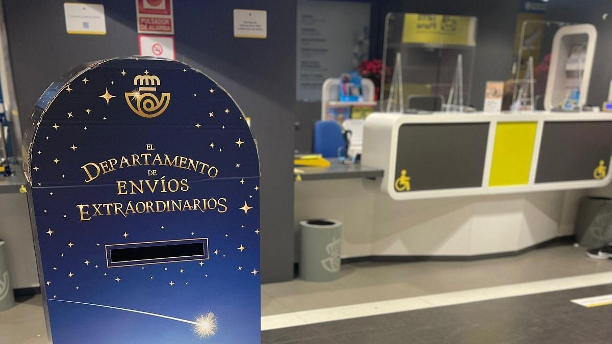 Uno de los buzones dispuestos por Correos para que los niños y niñas puedan enviar sus cartas a los Reyes Magos.