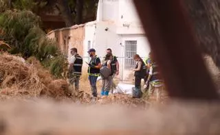 Levantamiento del cadáver del hombre de 50 años que ha fallecido calcinado en un descampado