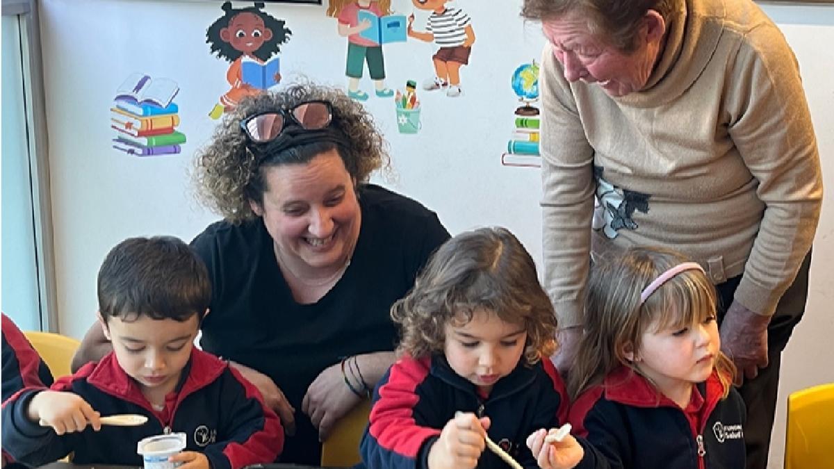 Una actividad conjunta entre mayores de AFAE y niños de Fundación Salud Infantil