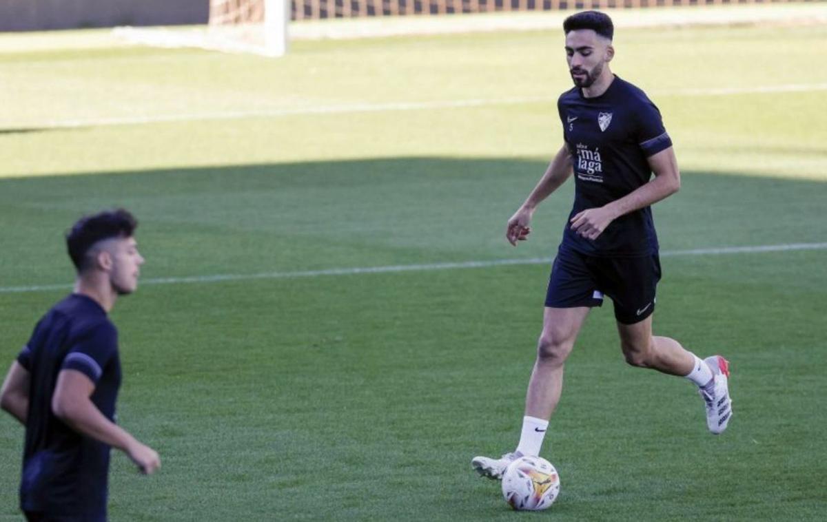 El central cordobés sigue entrenando al margen. | MÁLAGA CF