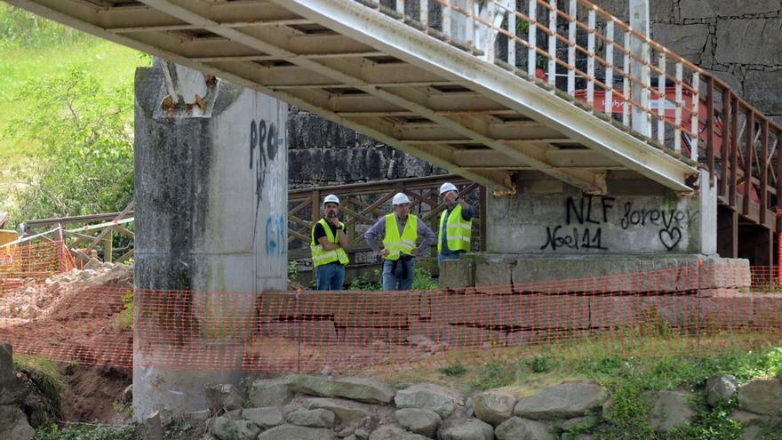 Técnicos de Infraestruturas observan el puente en el día de ayer.