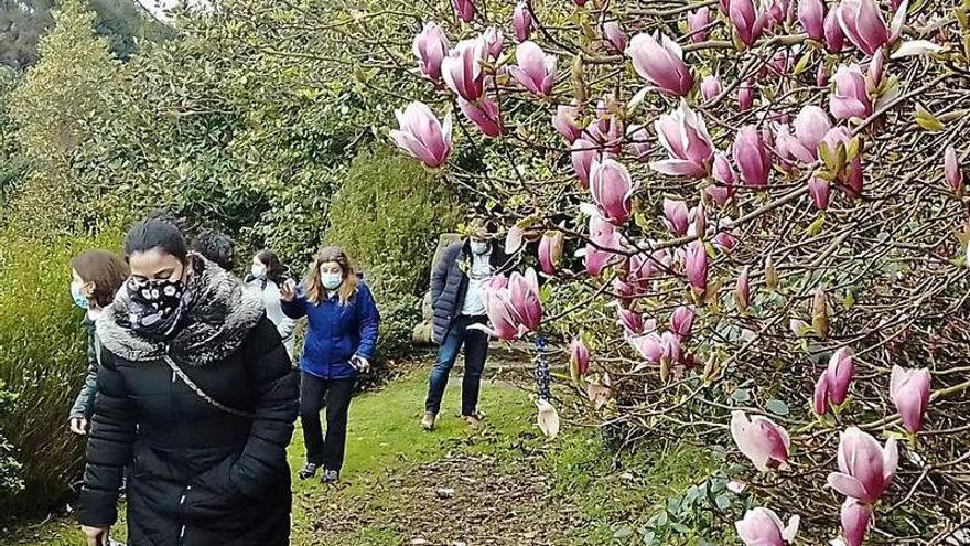 Visitantes, en una de las zonas de los jardines. | A. M. Serrano