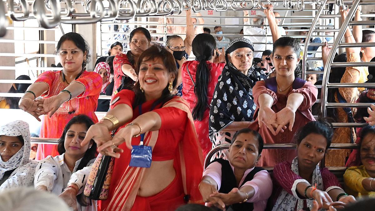 Yoga en el tren en India para celebrar el 8-M