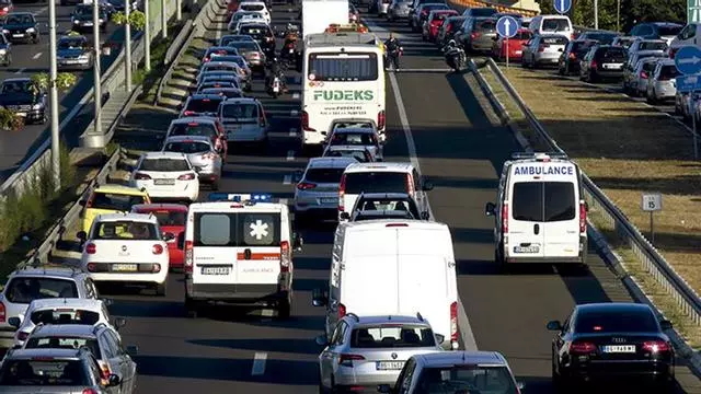 La nueva norma de la DGT para los atascos que entra en vigor el 1 de octubre: así funciona el carril de emergencia