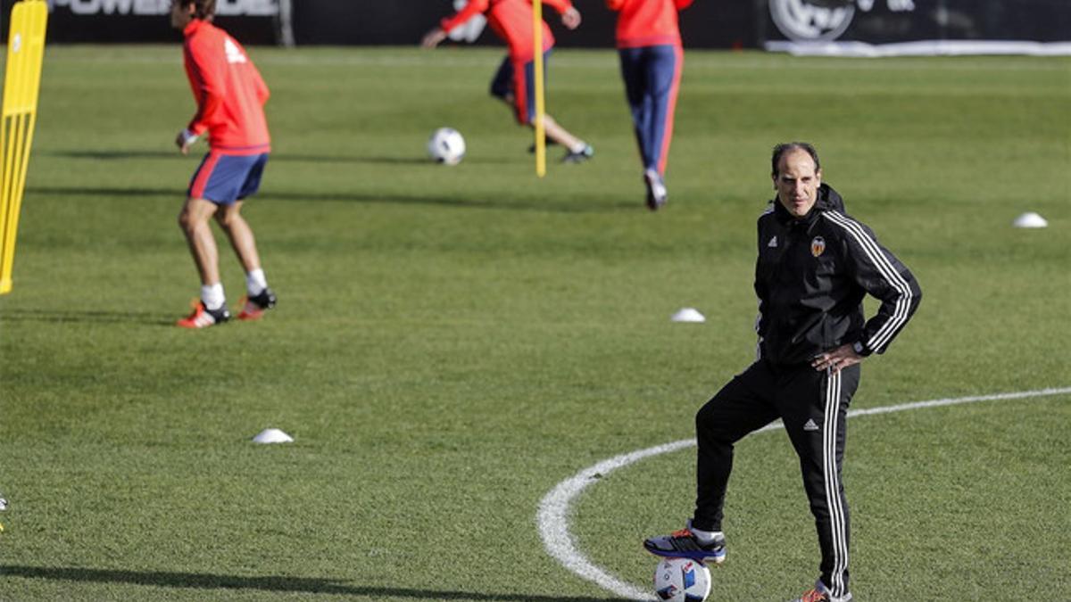 Voro, entrenador provisional del Valencia, dirige el entrenamiento del primer equipo