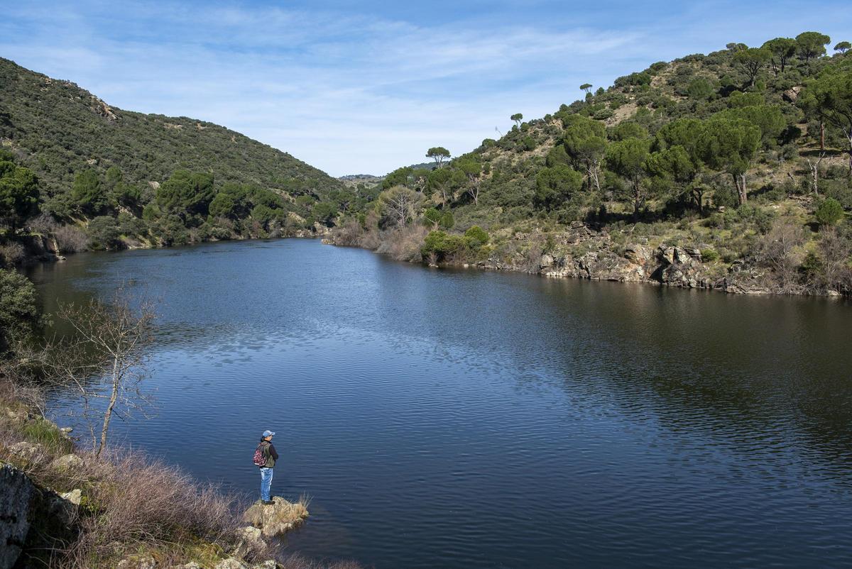 Una persona pesca en un embalse