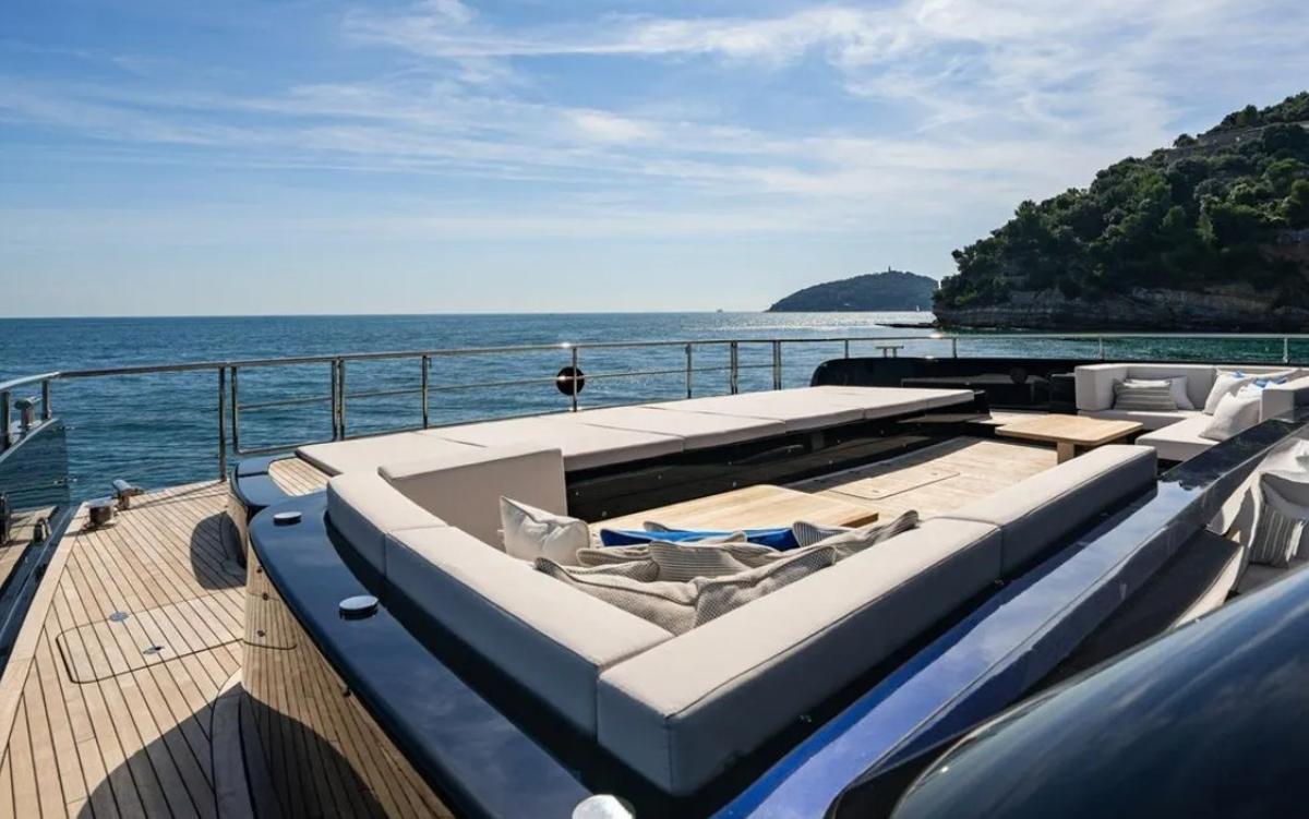 Galería: 'Petite Belle', el catamarán de 16,5 millones que no pasa desapercibido en el puerto de Ibiza