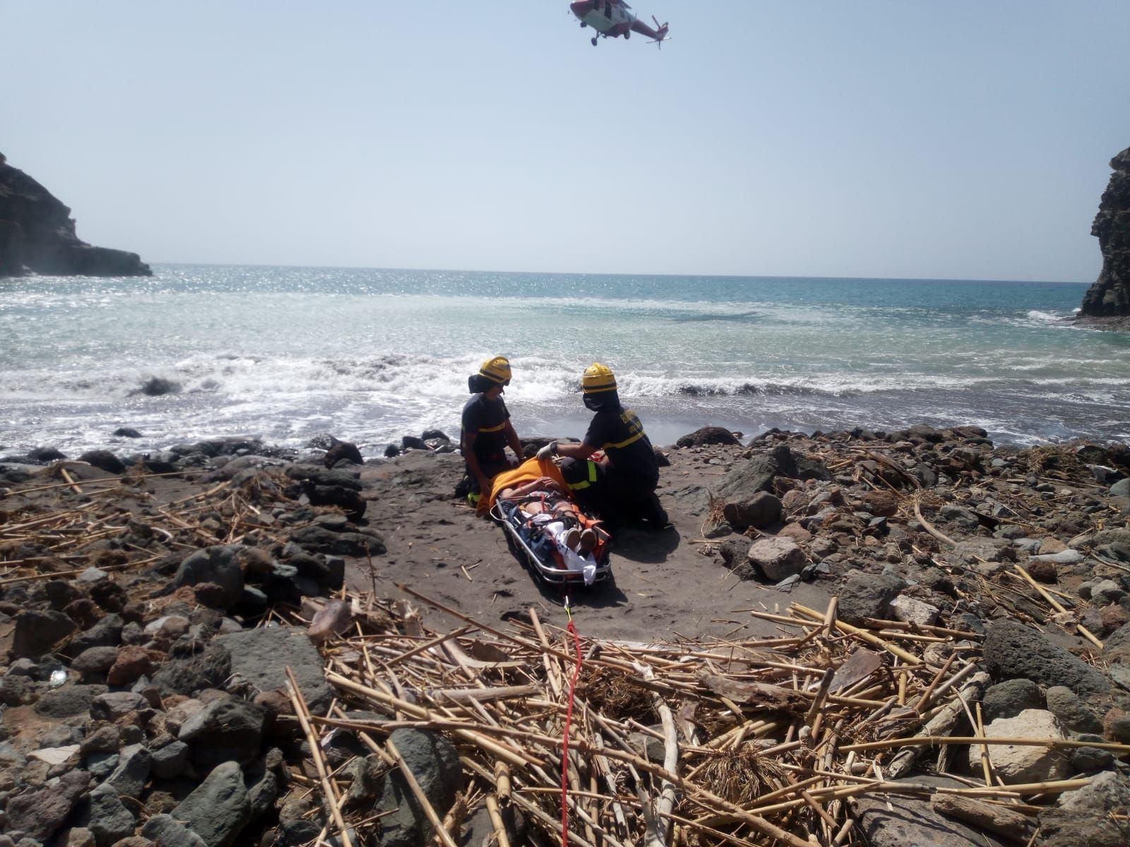 Una mujer sufre una caída en la playa de Tiritaña