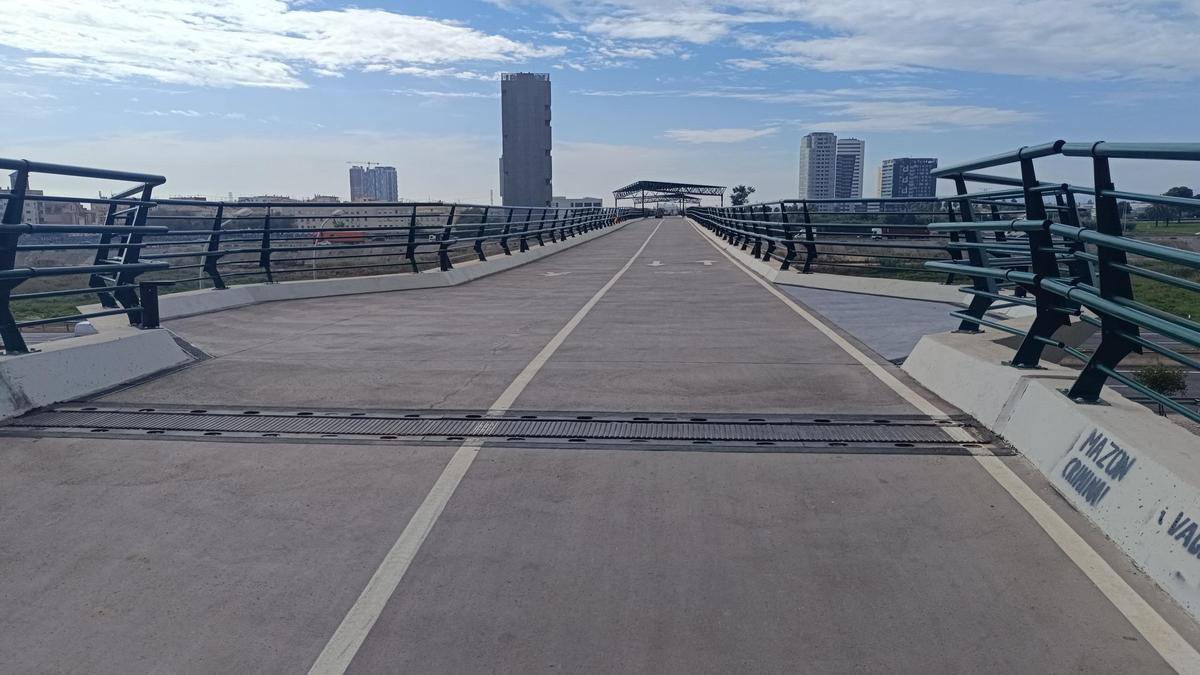 La pasarela de "La Solidaridad" que conecta La Torre con la ciudad
