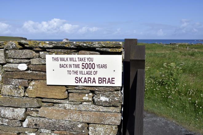 &quot;Este camino te llevará atrás en el tiempo 5.000 años al pueblo de Skara Brae&quot;