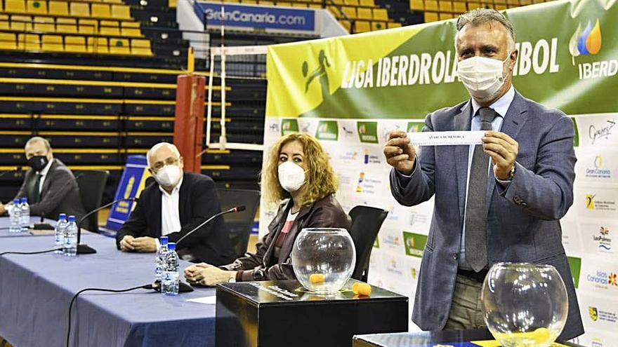 Ángel Víctor Torres ejerció como mano inocente en el sorteo de Copa. | | E.D.