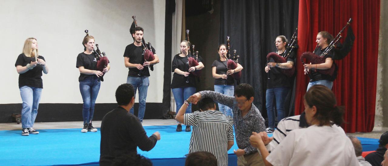 La banda de gaitas de Xunqueira actuó en la primera de las cuatro sesiones del festival.