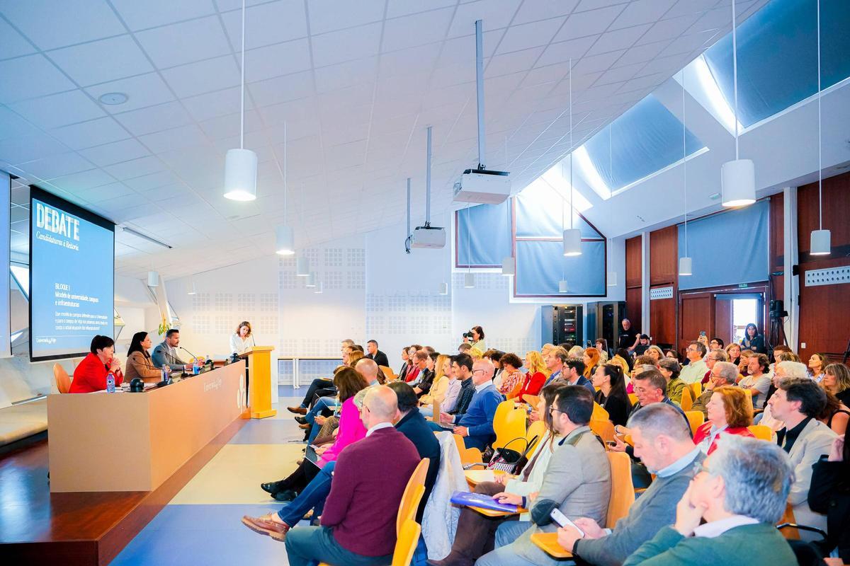 Numeroso público asistió al debate celebrado en Miralles y que también fue retransmitido en directo por UVigo Televisión.