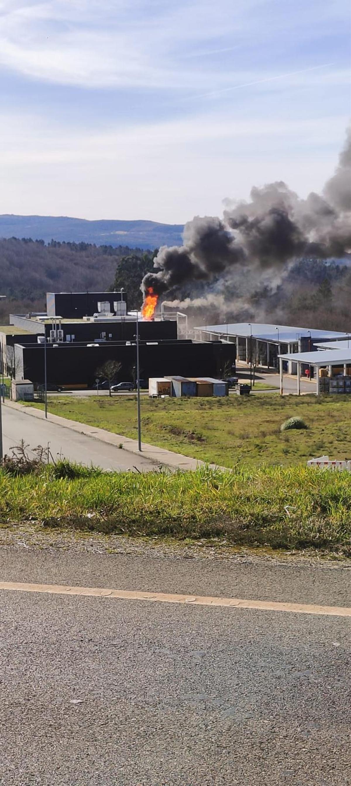 Las llamas en la nave este mediodiía.