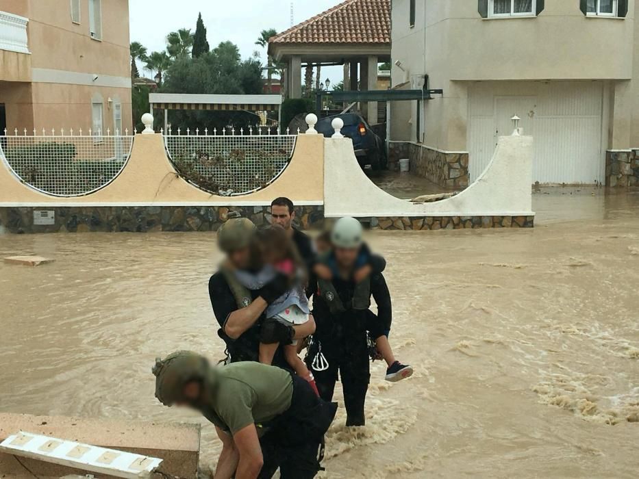 Imagen del despliegue militar en la Vega Baja para auxiliar a vecinos afectados por la gota fría.