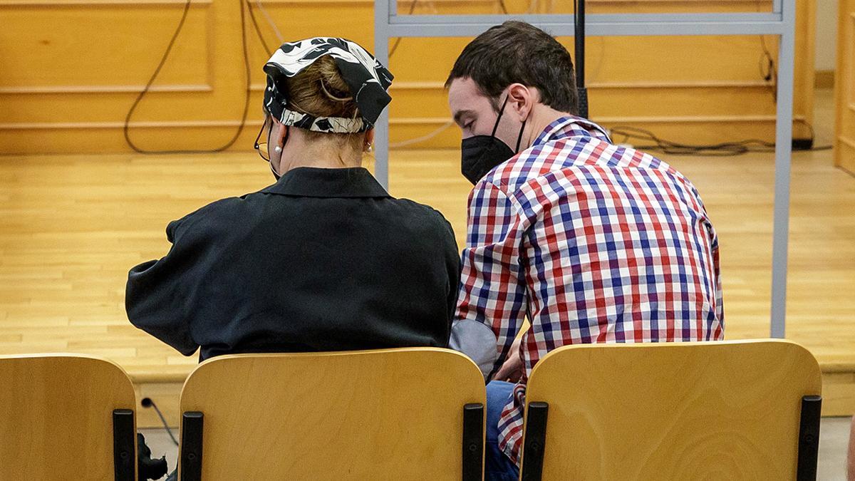 El Cuco y su madre, durante el juicio.