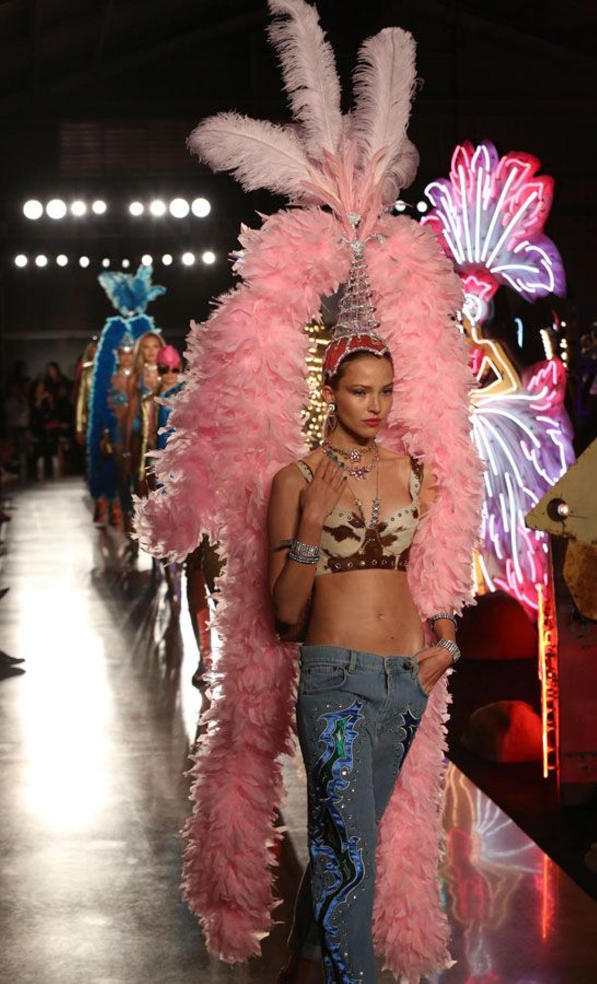 Moschino Resort 2018: plumas y jeans