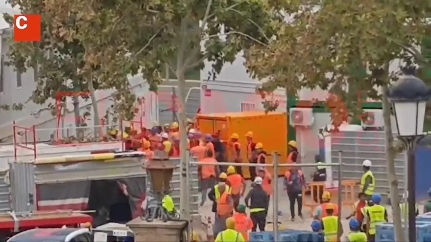 VÍDEO | Les brutals imatges de la baralla dels obrers del Camp Nou