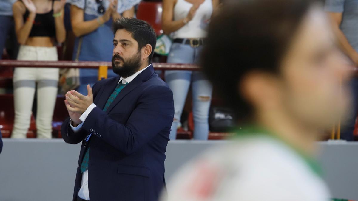 Josan González, entrenador del Córdoba Futsal, en el Palacio de Deportes Vista Alegre.