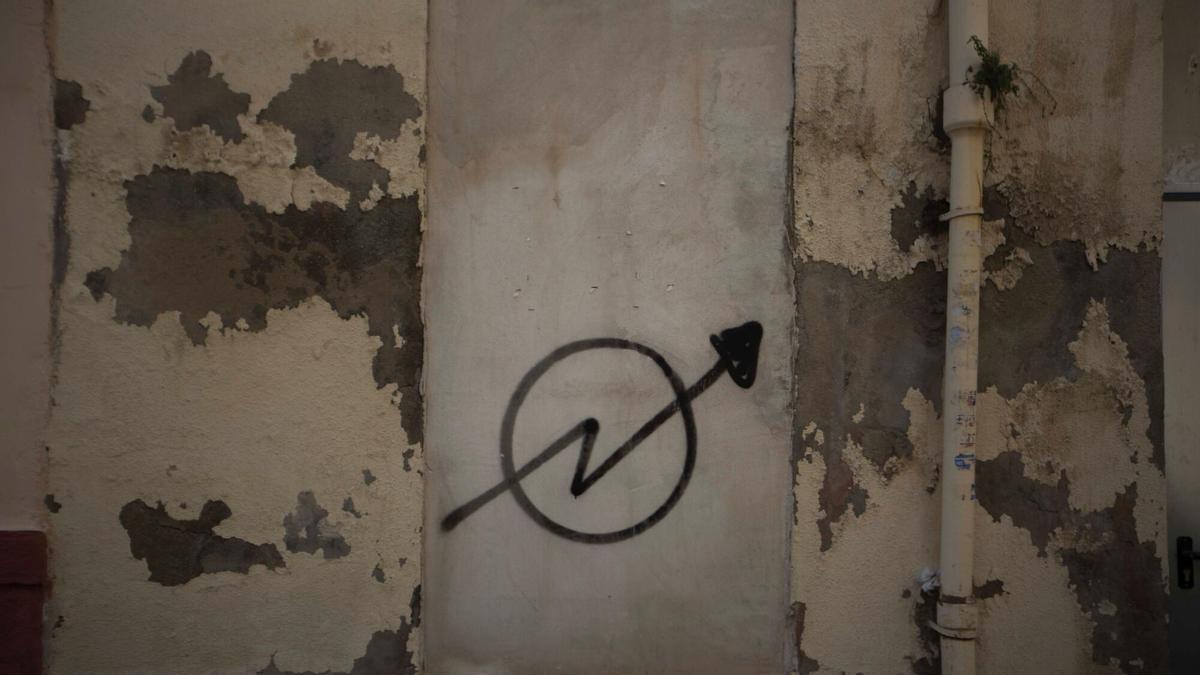 Una vivienda con el acceso tapiado para evitar su ocupación ilegal en una imagen de archivo.