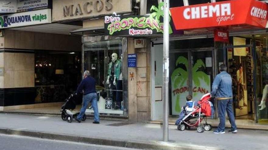 Los hechos se produjeron en el exterior del pub Tropicana en Benito Corbal. // Rafa Vázquez