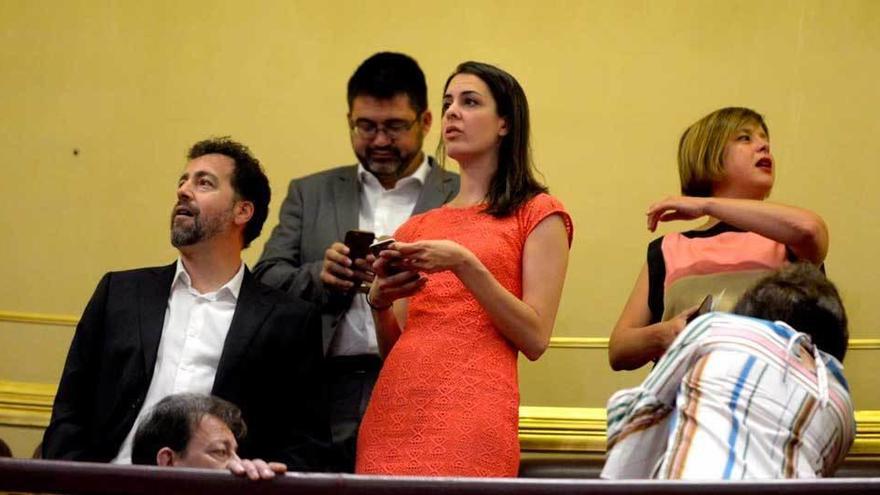 Ana Taboada, a la derecha, detrás de la portavoz del Ayuntamiento de Madrid, Rita Maestre, sigue el debate en la tribuna del Congreso.