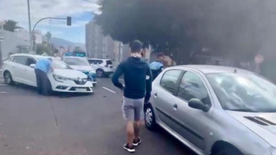 Accidente de tráfico en el que un taxis se vio involucrado el 3 de abril a las puertas de la Residencia.