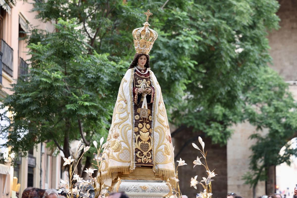 El barrio del Carmen saca en procesión a su patrona