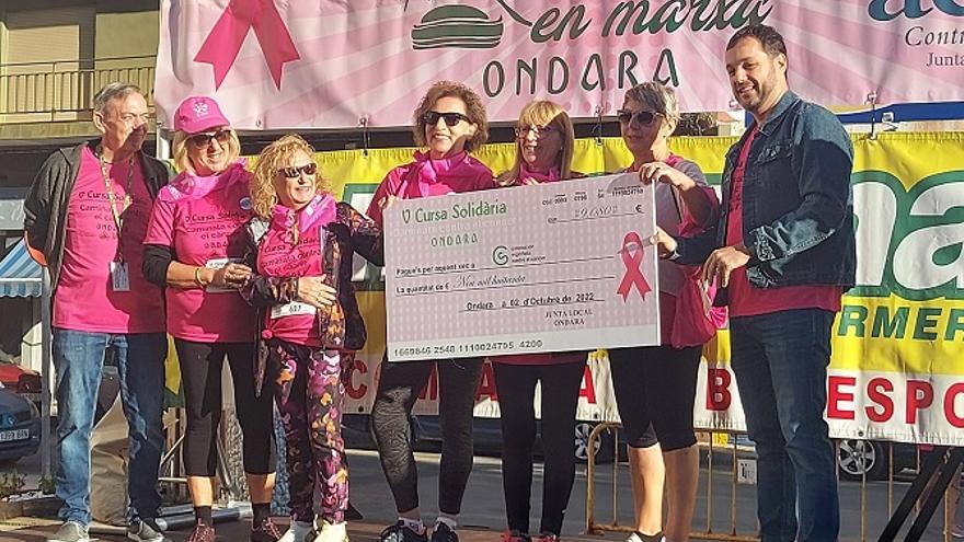 Momento de la entrega del cheque con la recaudación de la cursa solidaria en Ondara