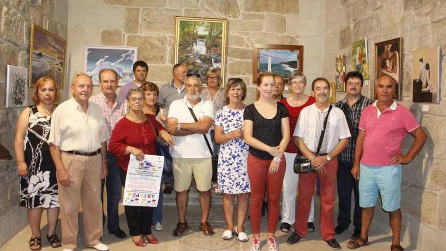 Algunos integrantes de la asociación Artepén en la inauguración de ayer en la Capela do Hospital. // S.Á.