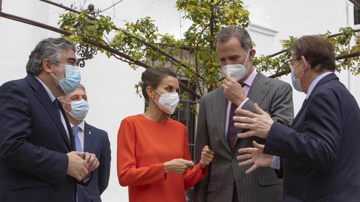 La Reina Letizia, junto a Felipe VI y Ximo Puig, entre otros.