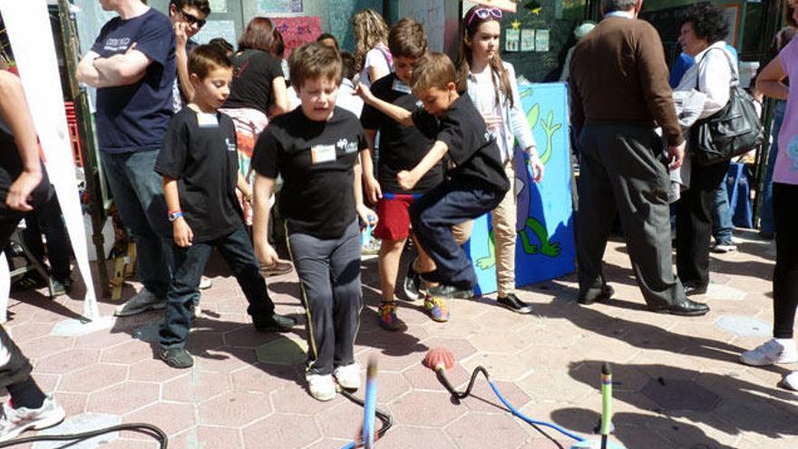 Unos 550 alumnos participaron ayer en la IV Feria de las Ciencias, en Benalmádena.