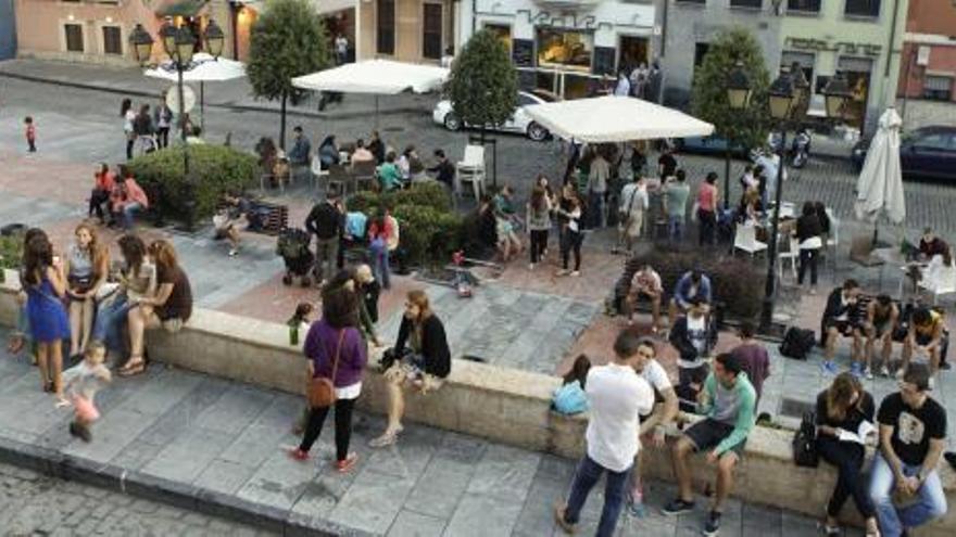 Jóvenes, en la plaza de Arturo Arias, donde en la tarde de ayer se celebró la fiesta de despedida del verano en Cimadevilla.