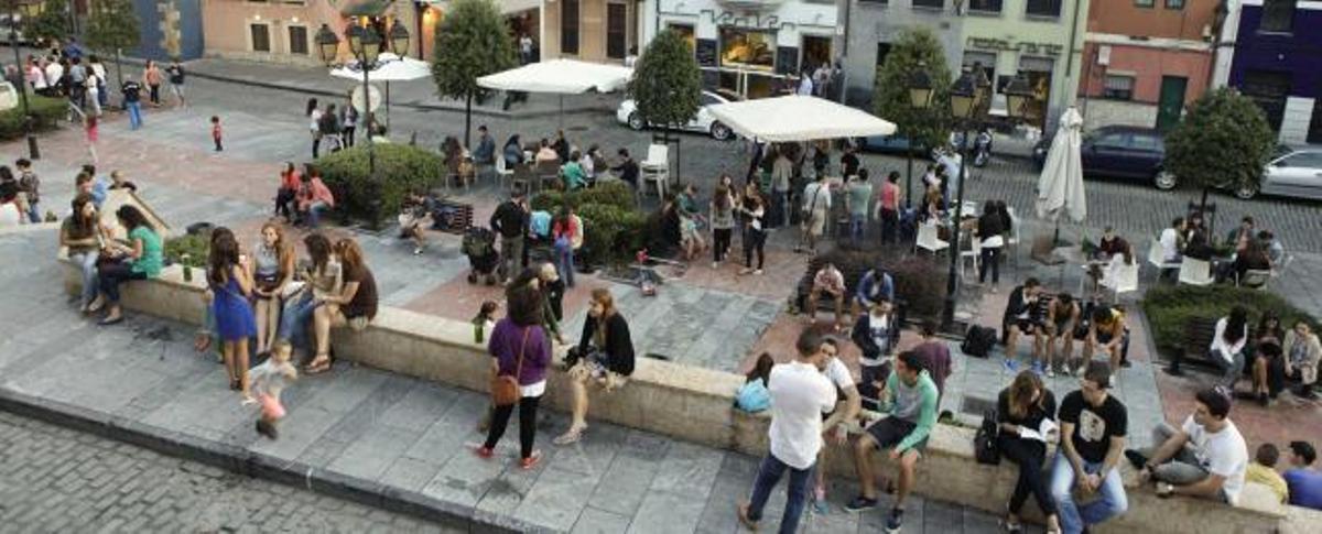 Jóvenes, en la plaza de Arturo Arias, donde en la tarde de ayer se celebró la fiesta de despedida del verano en Cimadevilla.